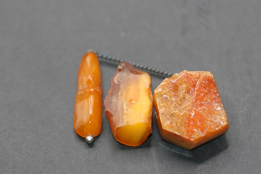 Genuine Amber Pieces Butterscotch plus pendant amber Lot 560 (1 of 3)