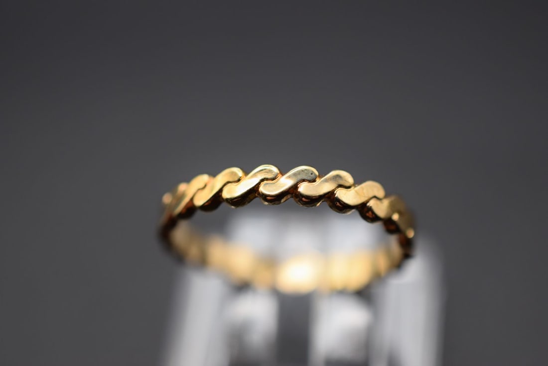 Wave 1970's Ring Vintage Lot HK 585 (1 of 2)
