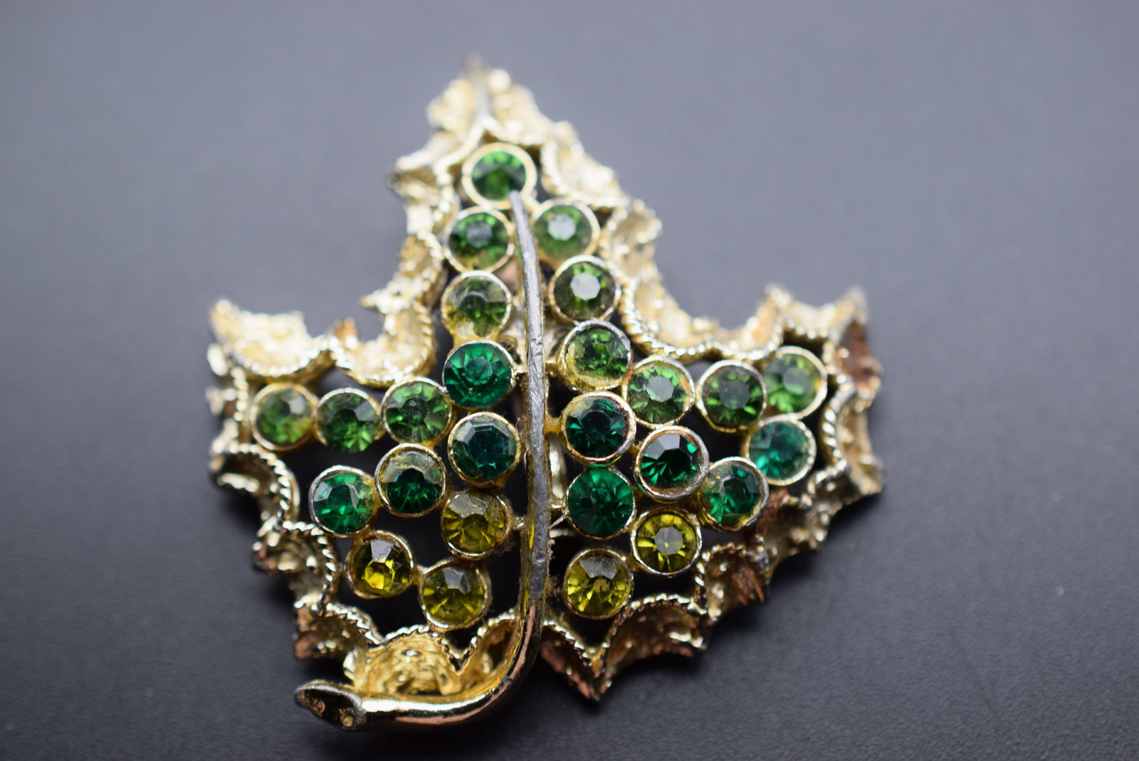 Rhinestone Brooch Pin Vintage 1940's Lot EH 587: Rhinestone Brooch Pin Vintage 1940's measures 2 1/8" x 2" unsigned