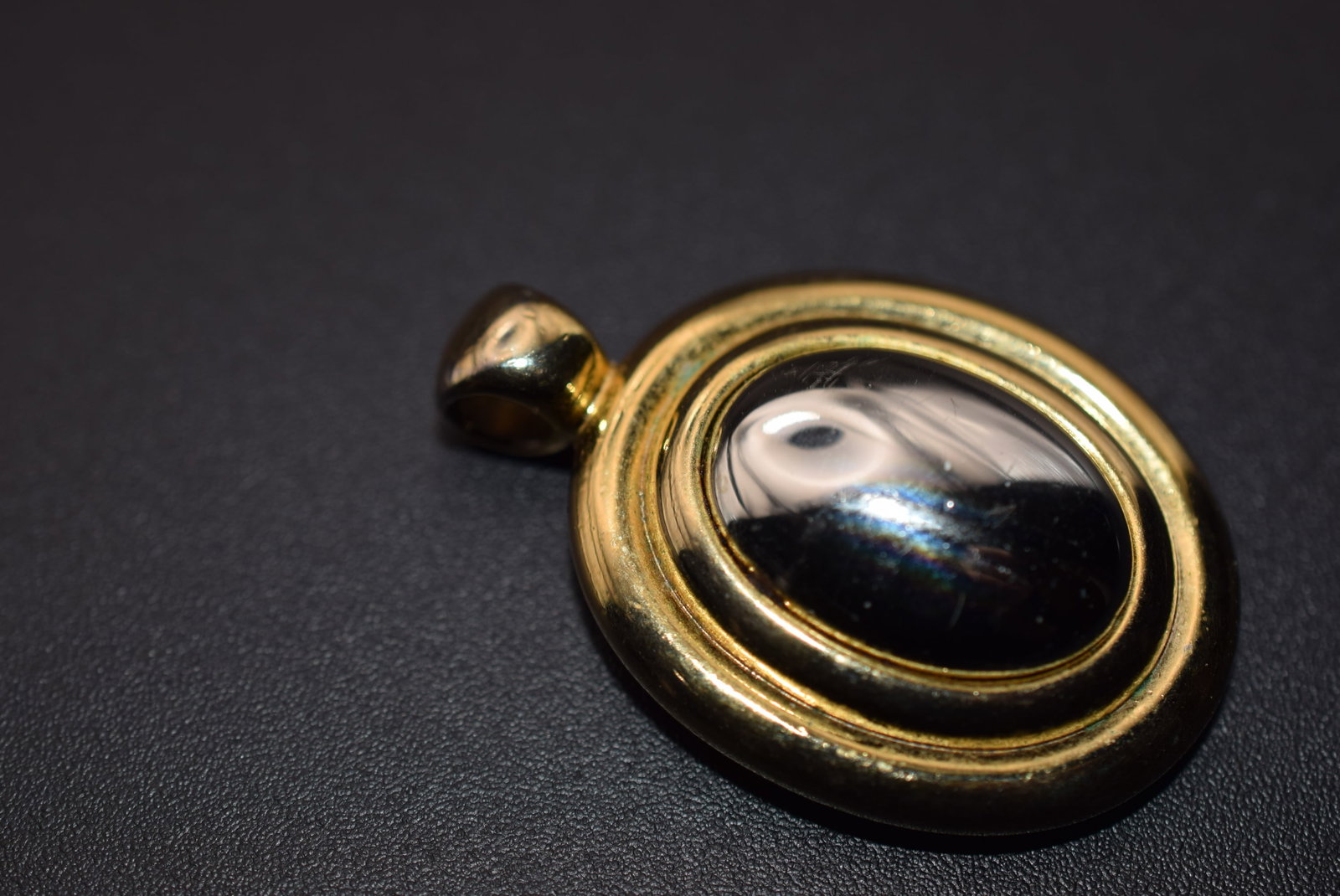 LCI Liz Claiborne Pendant Signed Lot EH 604 (1 of 2)