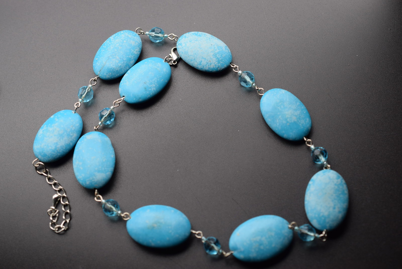 Turquoise Colored Stone Necklace Mega Links Necklace Lot EH 606: Turquoise Colored Stone Necklace Mega Links Necklace measures 21" long by 7/8" on Chain separated by Turquoise Crystals