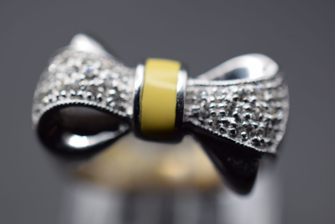 Enamel Bow Ring Vintage Sterling weighs 8.68 grams Lot HK 610: Enamel Jenna Bow Ring Vintage Sterling weighs 8.68 grams