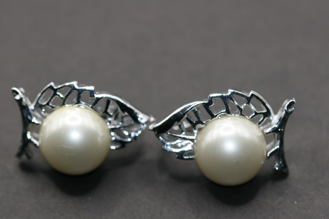 Sarah Coventry Pearl Clip Earrings Vintage Signed Lot 637: Sarah Coventry Pearl Clip Earrings Vintage Signed measures 1 1/4" x 7/8" signed on the backs