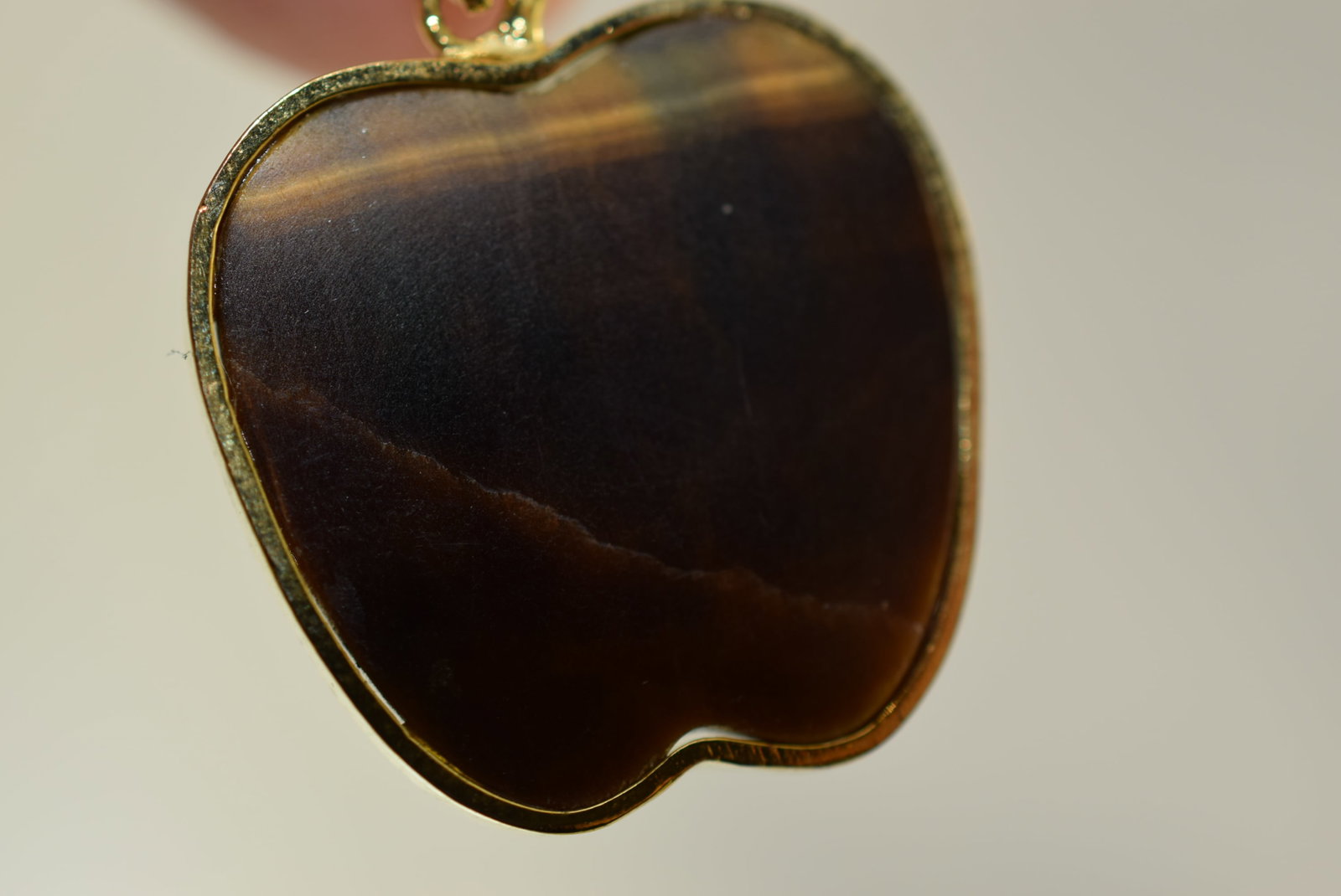 Tiger's Eye Apple Pendant 1" Necklace 1970's 24" Chain Vintage Lot # KN 675: Tiger's Eye Apple Pendant 1" Necklace 1970's 24" Chain Vintage