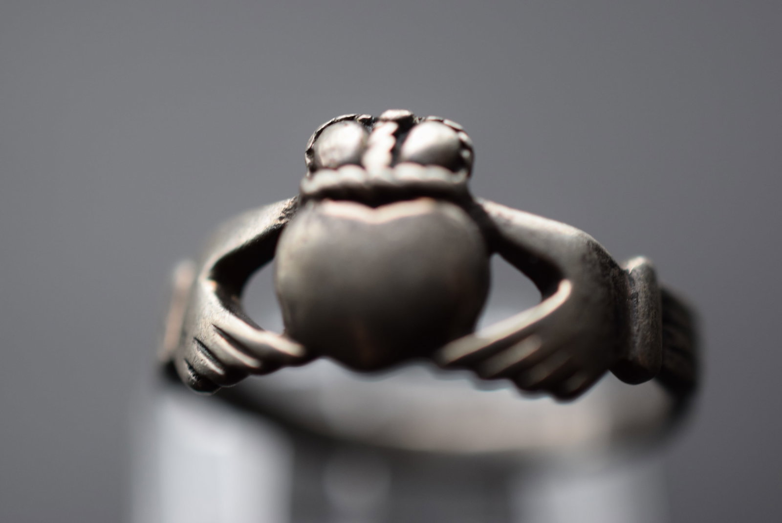 Claddah Celtic Sterling Silver 925 Vintage Ring Size 7.5 Lot EH 722: Claddah Celtic Sterling Silver 925 Vintage Ring Size 7.5 top measures 1/2" signed inside 925 PSCL weighs 3.05 grams
