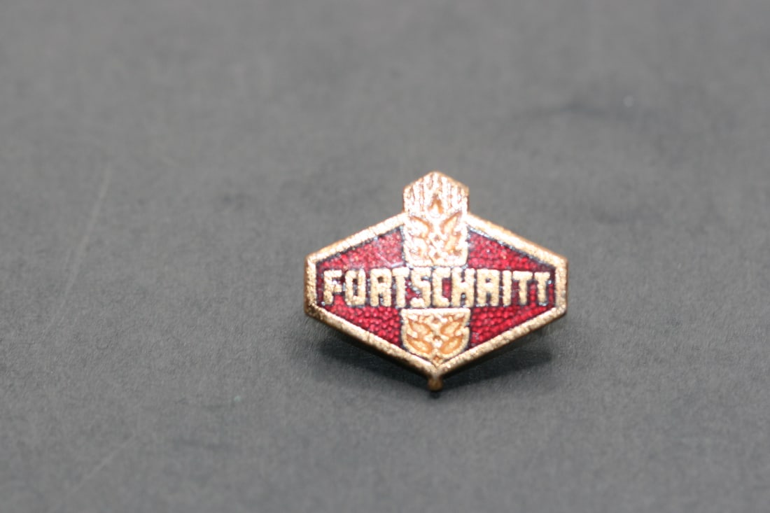 Fortschritt Enamel Lapel Pin Brooch vintage Lot 742: Fortschritt Enamel Lapel Pin Brooch vintage measures 3/4" x 5/8"