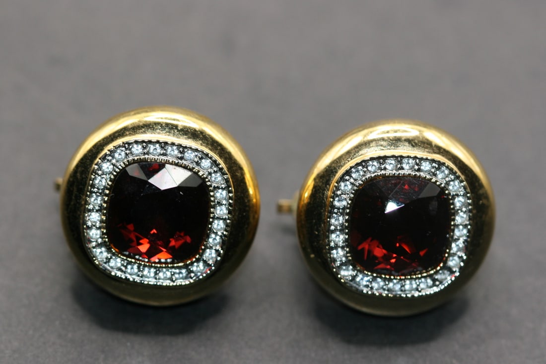 Butler Wilson Rhinestone Clip Earrings Signed Lot 758: Butler Wilson Rhinestone Clip Earrings Signed measures 1" in diameter Exquisite !