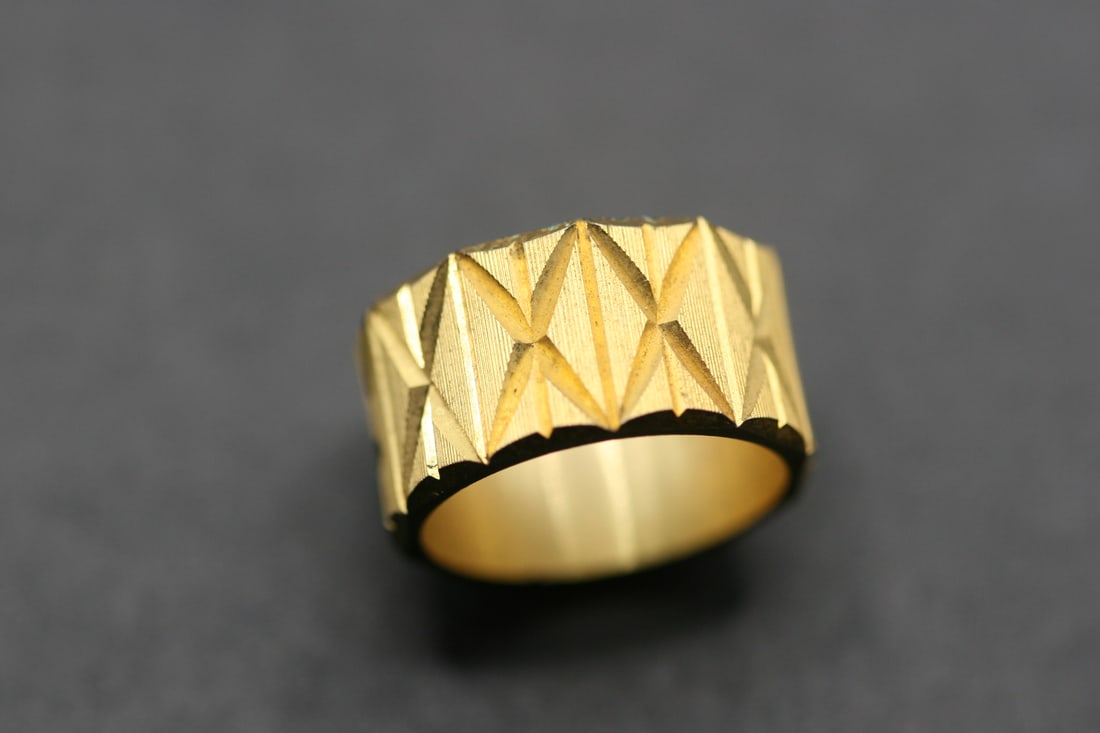 70's Frosted Band Ring vintage Size 6 Lot 770: 70's Frosted Band Ring vintage Size 6 Looks like gold, nice plating, measures 5/8" wide