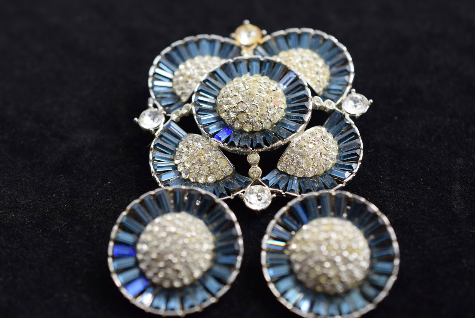 Wiesner Signed Elaborate Rhinestone Brooch Pin With Clip Earrings Set 1940's Vintage Lot # KN 798: Wiesner Signed Elaborate Rhinestone Brooch Pin With Clip Earrings Set 1940's Vintage Brooch measures 2 1/4" Clip Earrings measure 1 1/8" only the Brooch is Signed