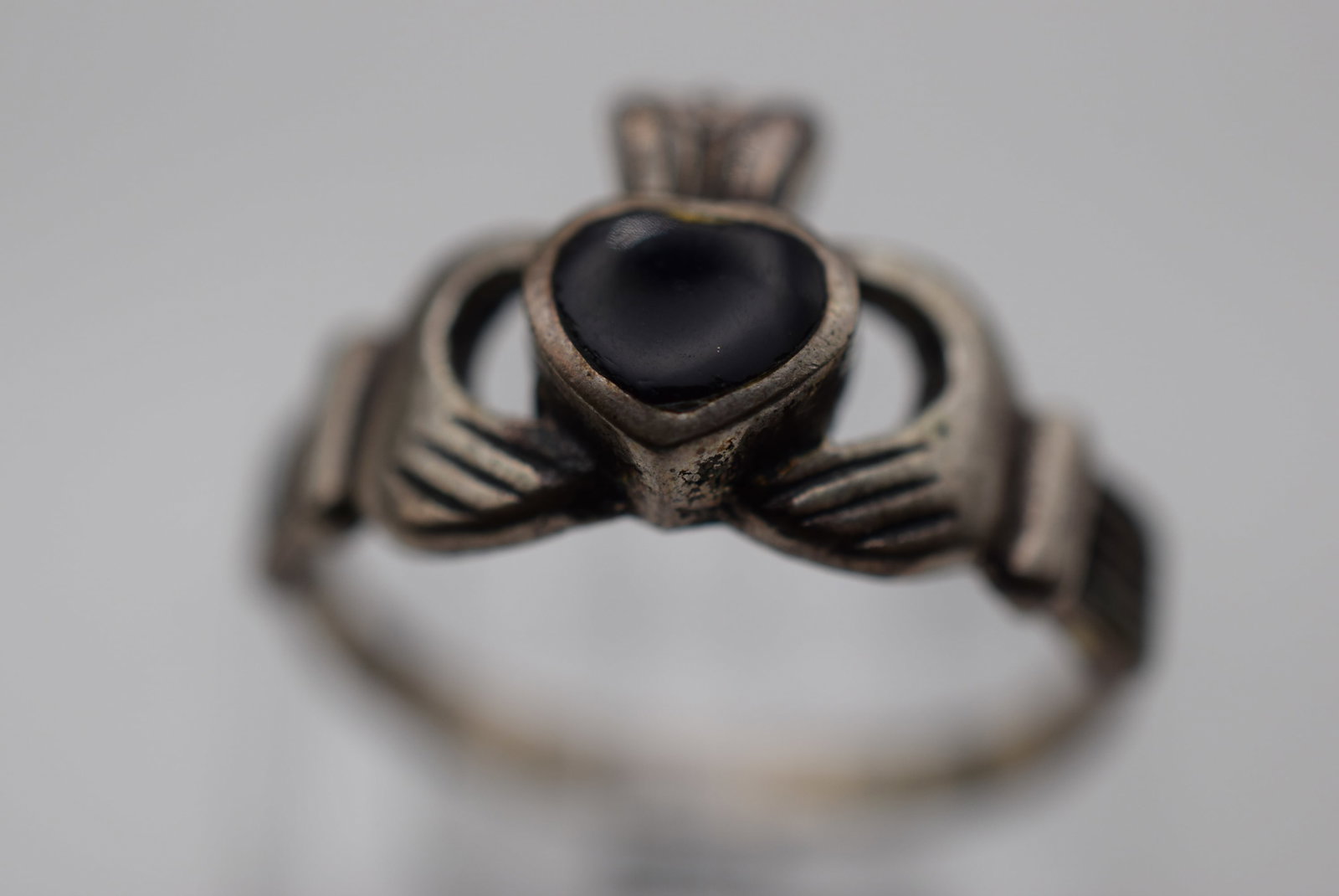 Claddah Onyx Sterling Silver 925 Vintage Ring Size 6.75 Lot EH 875: Claddah Onyx Sterling Silver 925 Vintage Ring Size 6.75 measures 1/2" wide signed 925 weighs 2.56 grams