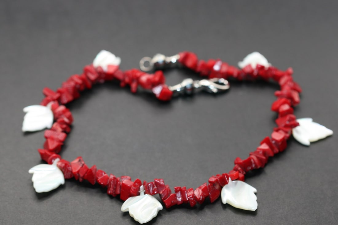 Coral Necklace With Mother of Pearl Leaves MOP Lot 913: Coral Necklace With Mother of Pearl Leaves MOP Measures 16" x 1"
