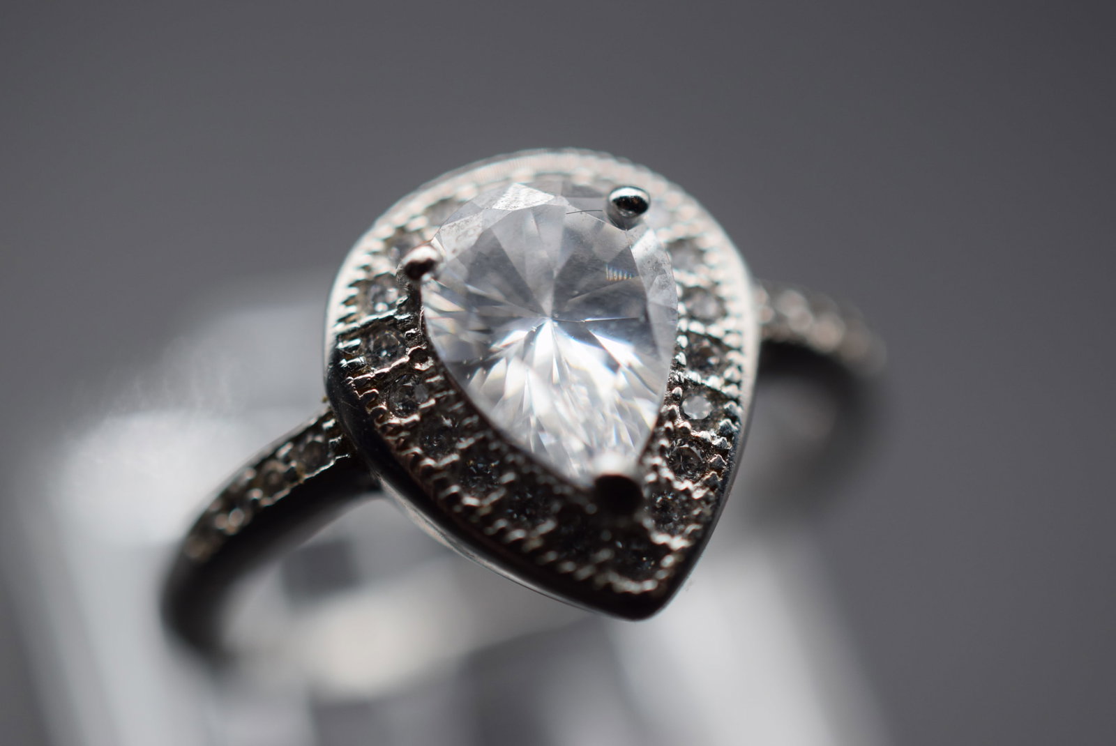 CZ Pear Solitaire Sterling Silver 925 Vintage Ring Size 6.5 Lot EH 924: CZ Pear Solitaire Sterling Silver 925 Vintage Ring Size 6.5 top measures 1/2" signed 925 weighs 2.68 grams