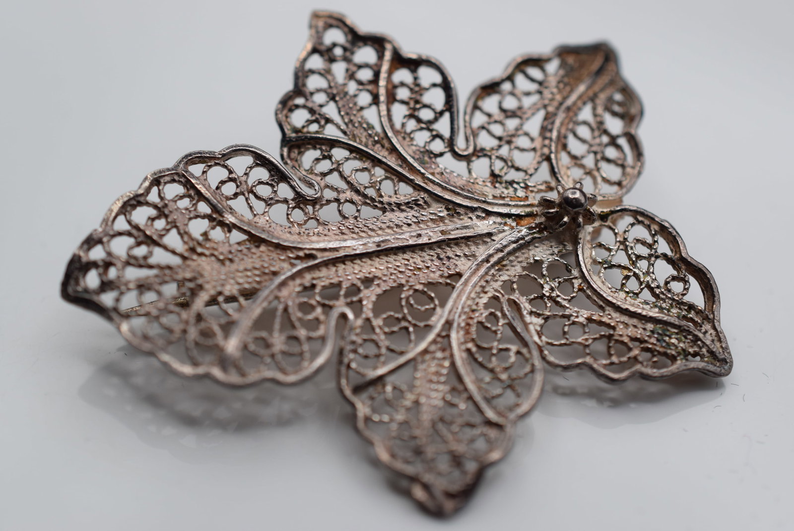 Brooch Vintage Filigree 925 Sterling Lot HK 944: Brooch Vintage Filigree 925 Sterling weighs 5.85 grams signed 925