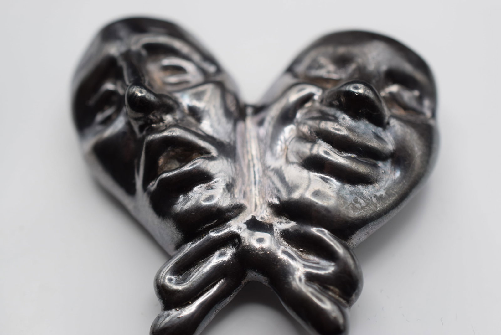 Sterling Actor Comedy Tragedy Brooch Pin Pendant Vintage Lot HK 953: Sterling Actor Comedy Tragedy Brooch Pin Pendant Vintage weight 20.21 grams measures 2 1/4" x 2"