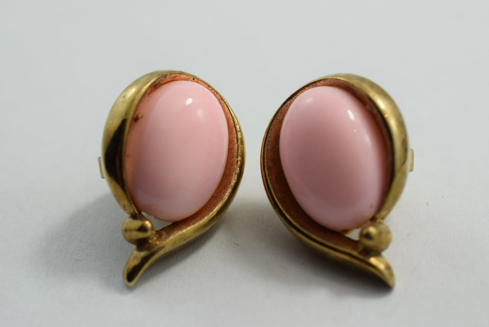 Thermo Plastic Crown Trifari Pink 1940's Clip Earrings Vintage Lot # KN 992: Thermo Plastic Crown Trifari Pink 1940's Clip Earrings Vintage 1 1/8" Signed Trifari with Crown over the T Pink Felt Glued to the backings