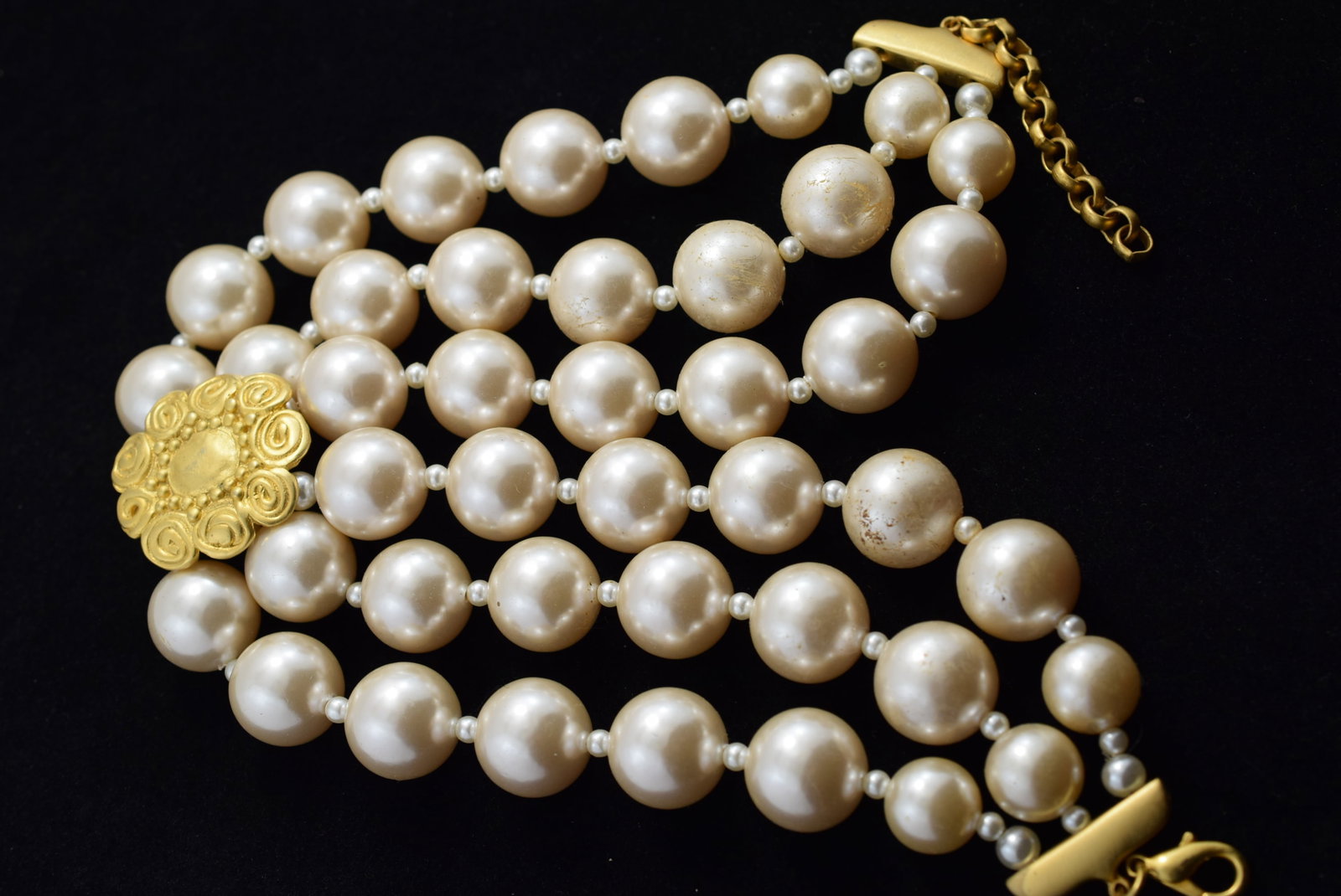 Huge Bauble Faux Pearl Choker Necklace 16 1/2" Adjustable Vintage Lot # KN 1008: Huge Bauble Faux Pearl Choker Necklace 16 1/2" Adjustable Vintage You know how it looks on the neck it covers the whole neck ! See the Bracelet Lot 1011