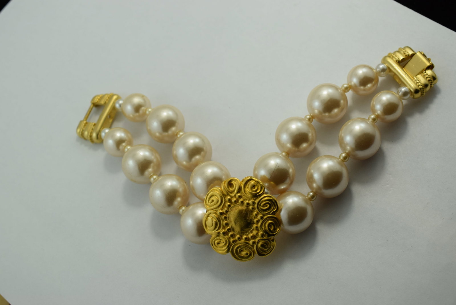 Huge Bauble Faux Pearl Bracelet 9" Adjustable Vintage Lot # KN 1011: Huge Bauble Faux Pearl Bracelet 9" Adjustable Vintage See the Necklace Lot 1008
