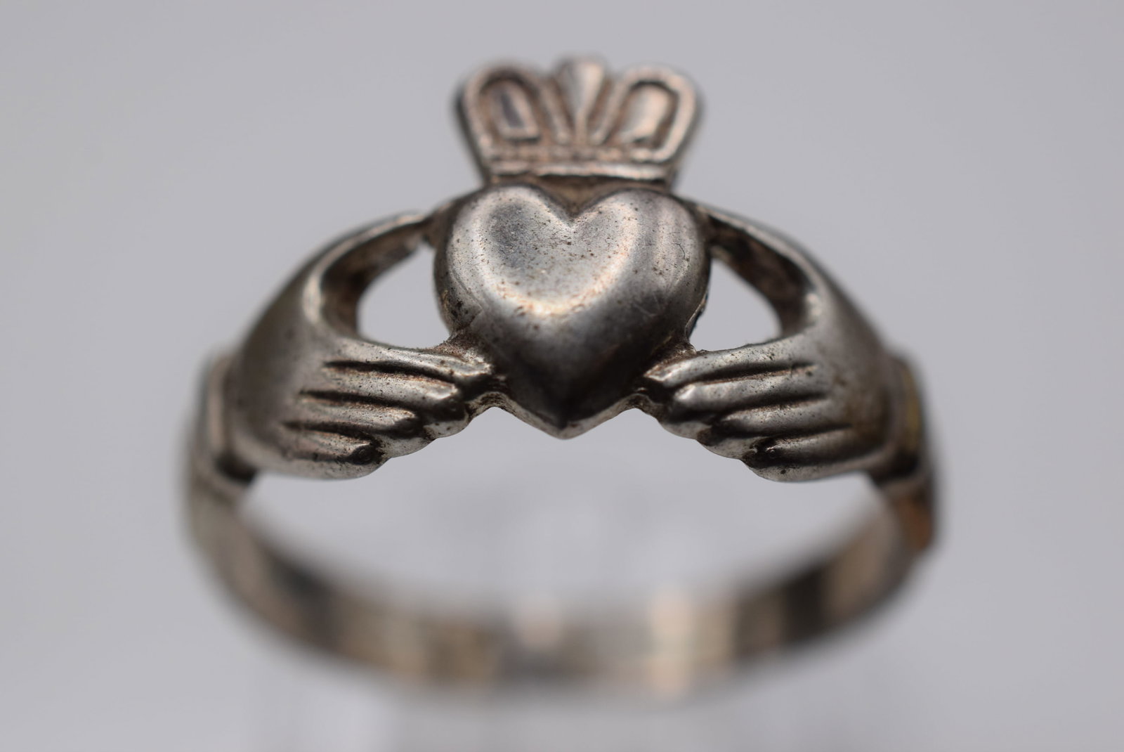 Claddah Celtic Signed Ireland Sterling Silver 925 Vintage Ring Size 11.25 Lot EH 1018: Claddah Celtic Signed Sterling Silver 925 Vintage Ring Size 11.25 top measures 5/8" wide signed on the back of the heart weighs 4.83 grams