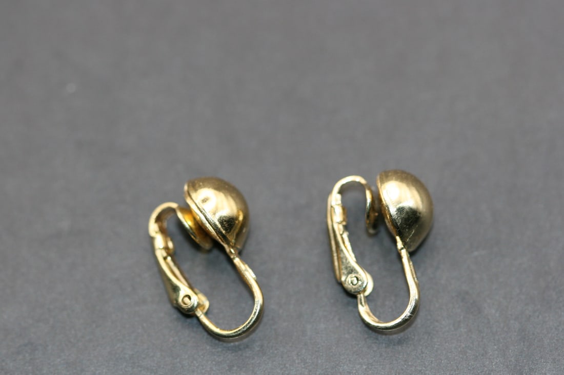 Goldtone Button Clip Vintage Earrings Lot 1035: Goldtone Button Clip Vintage Earrings measures 3/8" in diameter
