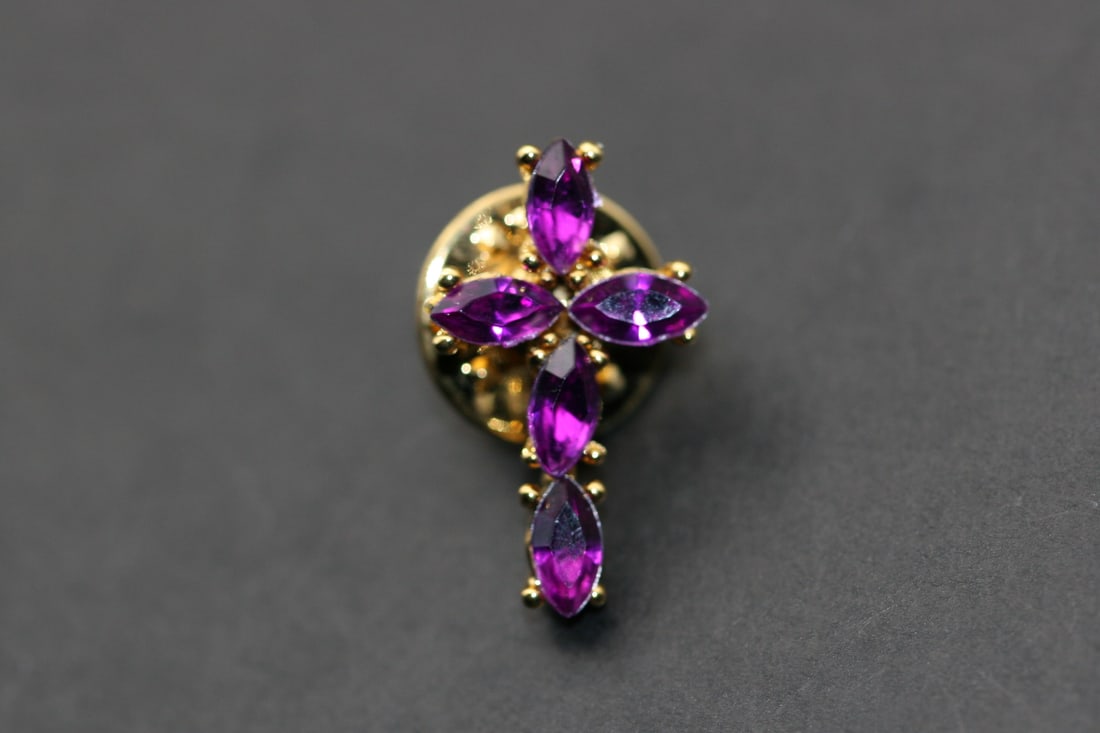 Birthstone Rhinestone Cross Pin Brooch February Amethyst Lot 1051 (1 of 2)