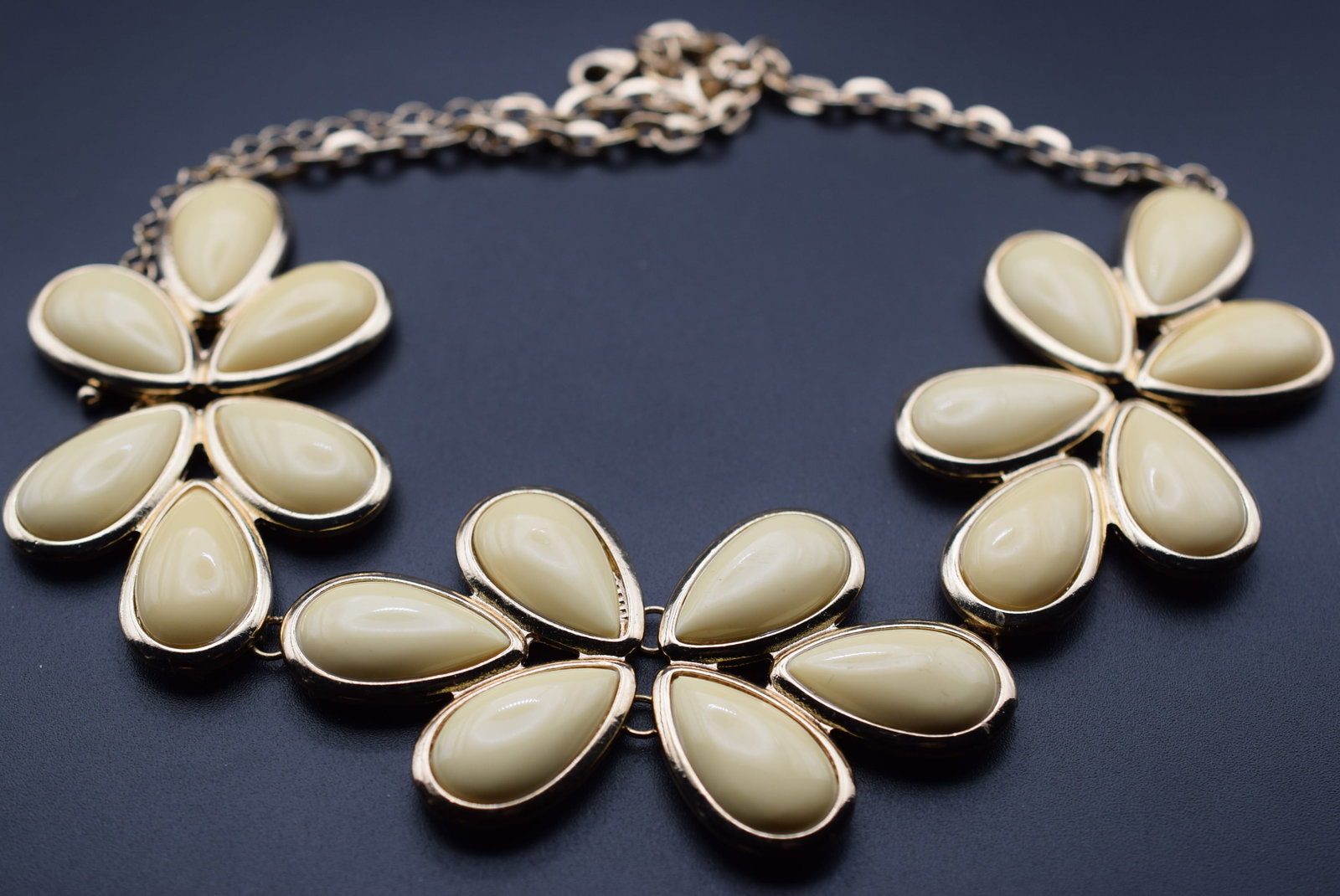 1970's Huge Massive Floweres Powers Necklace Vintage Lot EH 1137 (1 of 2)