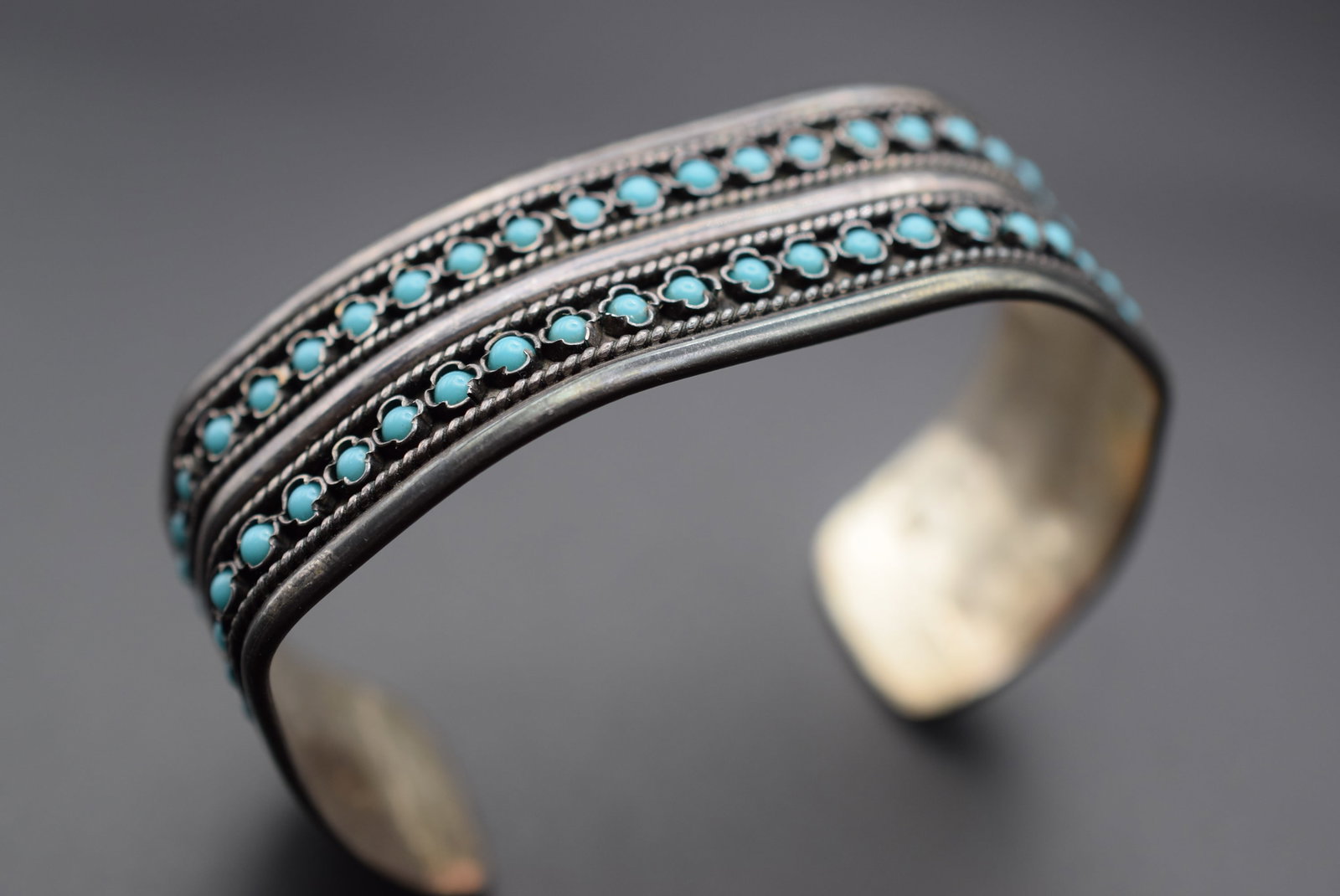 Old Pawn Navajo Turquoise Vintage Important Bracelet Petit Point Lot EH 1150: Old Pawn Navajo Turquoise Vintage Important Bracelet measures 1" wide