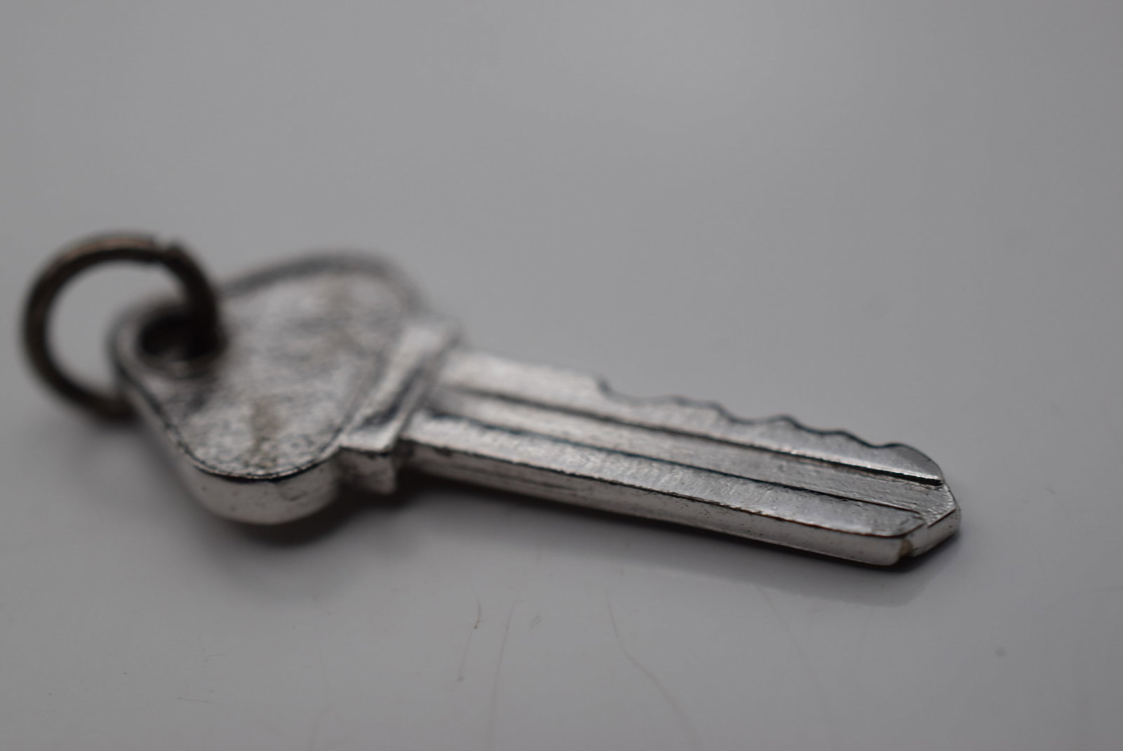 Charm Key to Success 1" Vintage Pendant Lot HK 1173 (1 of 2)