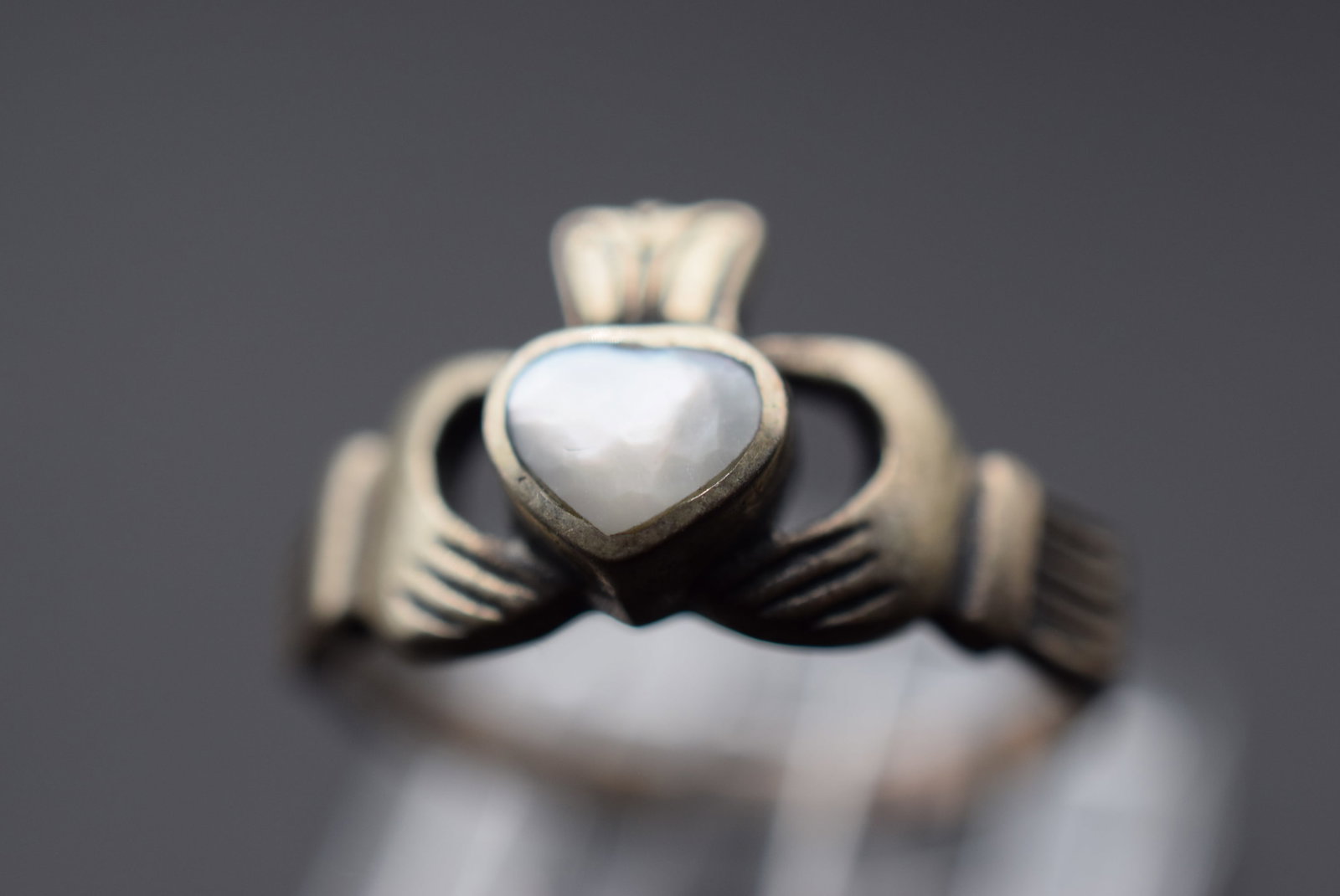Claddah Mother of Pearl Sterling Silver 925 Vintage Ring Size 7.5 Lot EH 1223: Claddah Mother of Pearl Sterling Silver 925 Vintage Ring Size 7.5 top measures 1/2" wide signed 925 weighs 2.78 grams