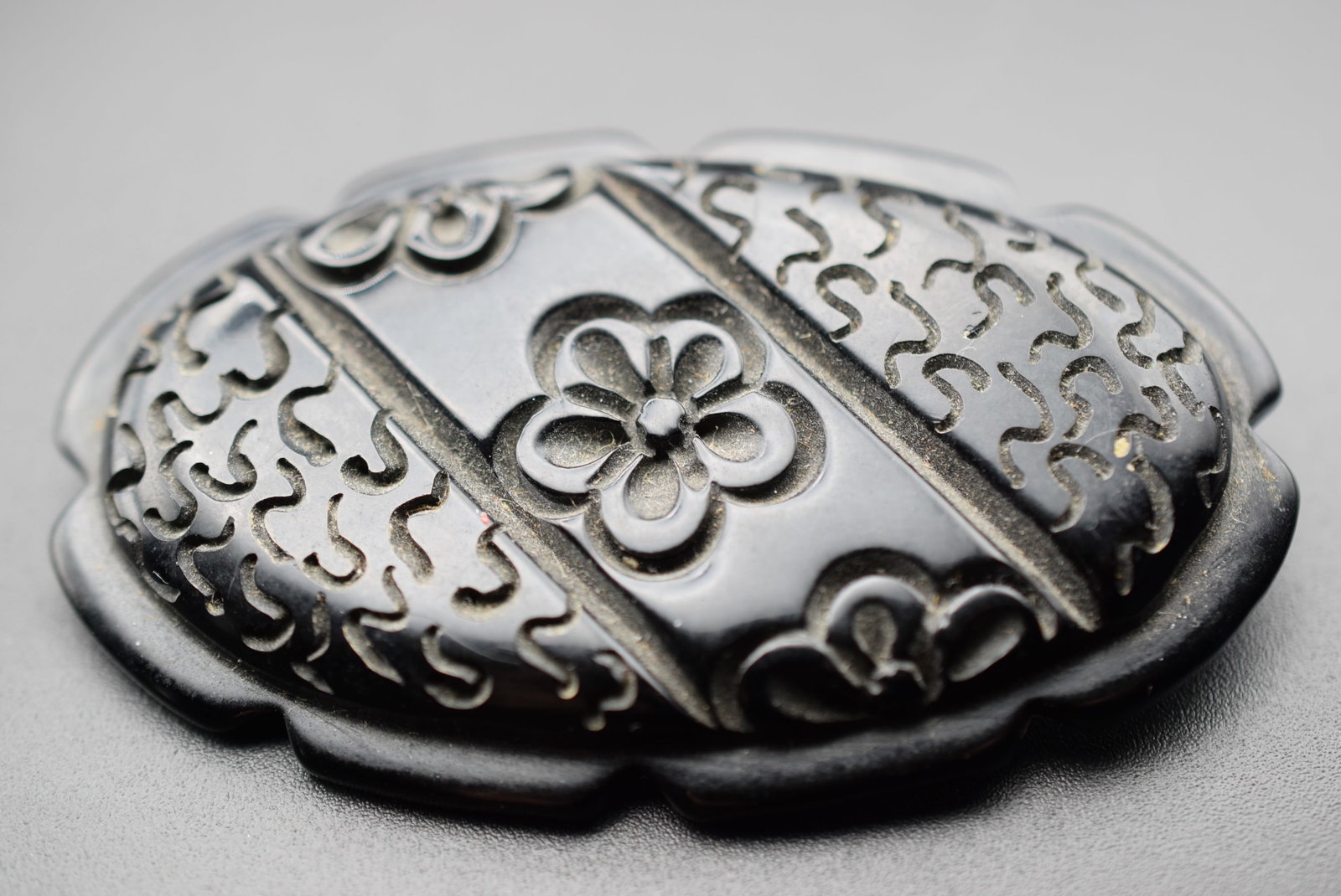 Mourning Edwardian Jewelry Brooch Pin Bakelite Carved Huge Vintage Lot EH 1235: Mourning Edwardian Jewelry Brooch Pin Bakelite Carved Huge Vintage measures 3" x 1 3/4"