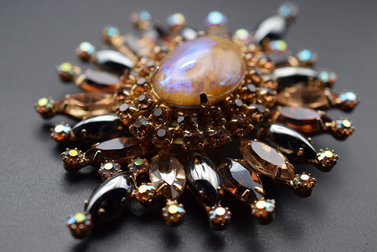 Saphiret Dragons Breath Huge WOW Rhinestone 1940's Brooch Pin Huge 3 1/2" wide ! Lot EH 1242: Saphiret Dragons Breath Rhinestone 1940's Brooch Pin Huge 3 1/2" wide ! Measures 3 1/2" x 3"