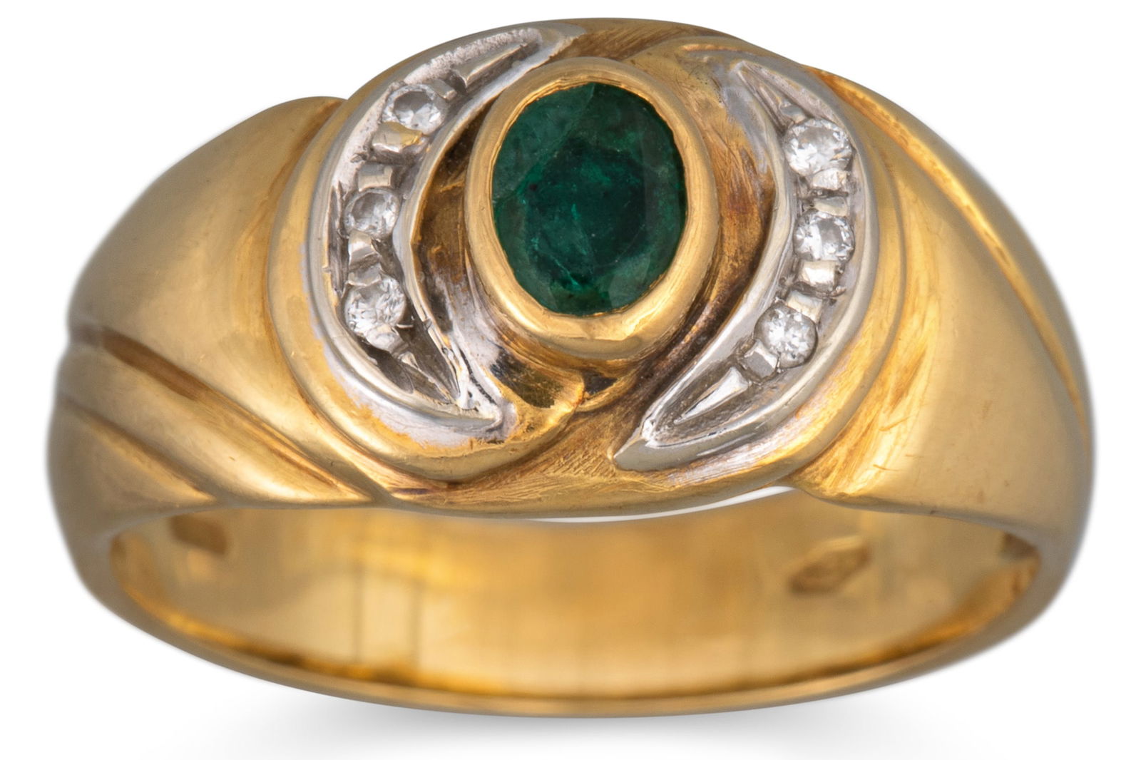 AN EMERALD AND DIAMOND RING, mounted in 18ct yellow gold, size M-N, 5.4 g. *** Condition: emerald (1 of 1)