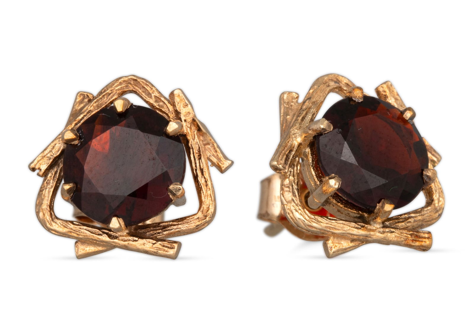 A PAIR OF GARNET EARRINGS, the circular garnet to an unusual cross-over yellow gold setting (1 of 1)