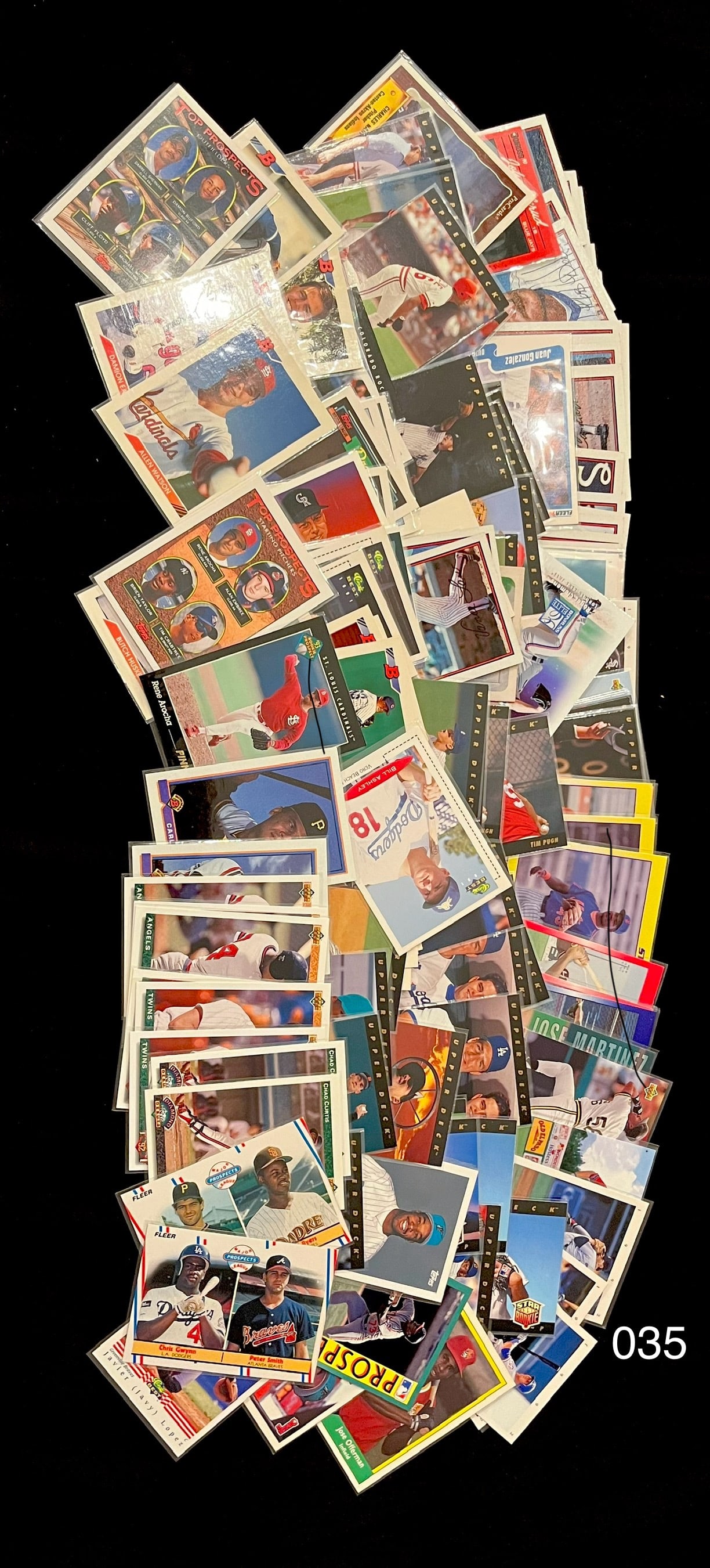 Vintage Baseball Card Lot of Draft Picks, Rookies, Stars and More from the 1980s - 1990s: Item: Vintage Baseball Card Lot of Draft Picks, Rookies, Stars and More from the 1980s - 1990s Please look at the pictures carefully to determine what you believe the condition of this collectible is.