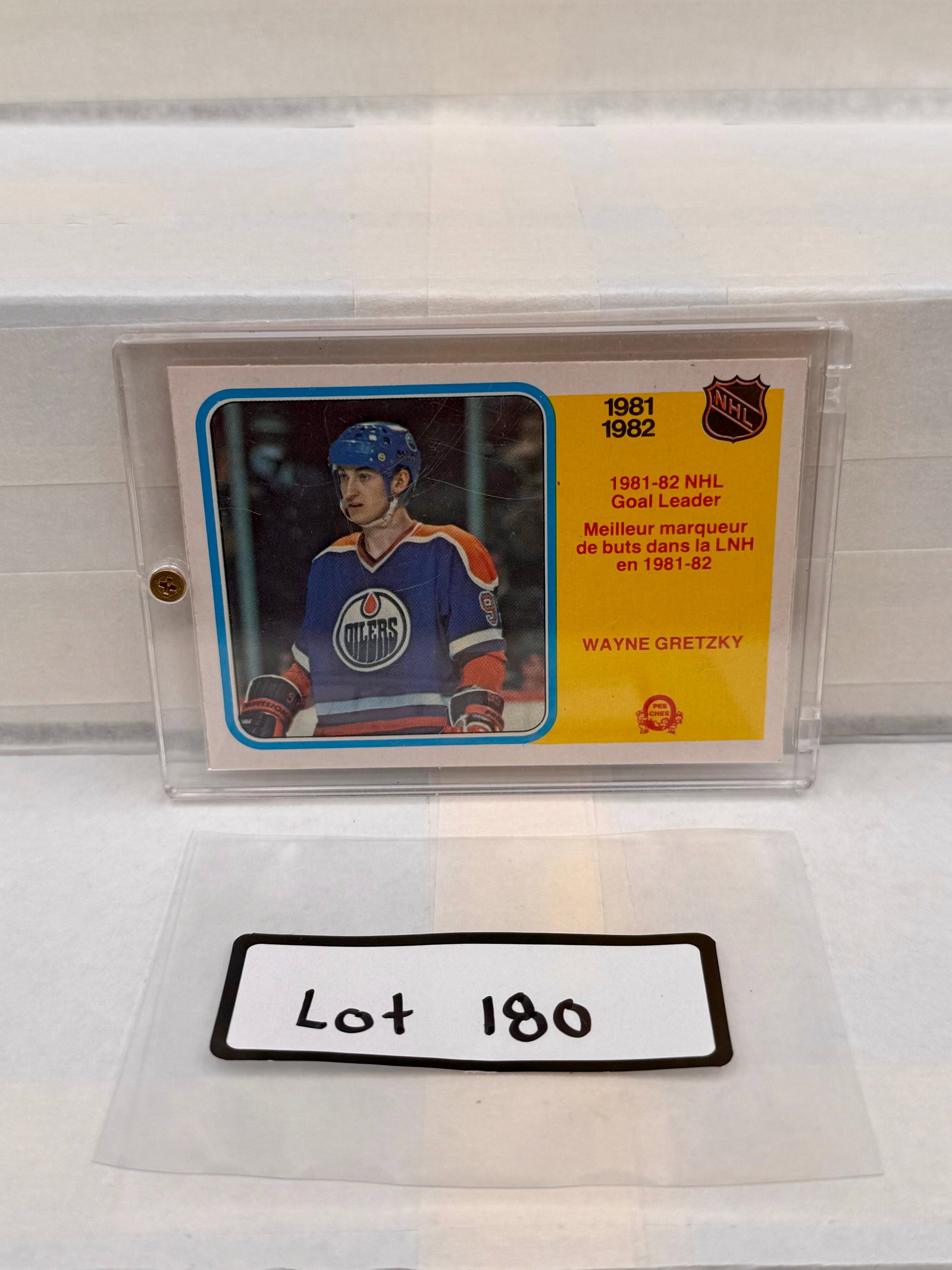 Wayne Gretzky Vintage Hockey Card: Item: Wayne Gretzky Vintage Hockey Card Please look at the pictures carefully to determine what you believe the condition of this collectible is. We are not professional authenticators, and the condit