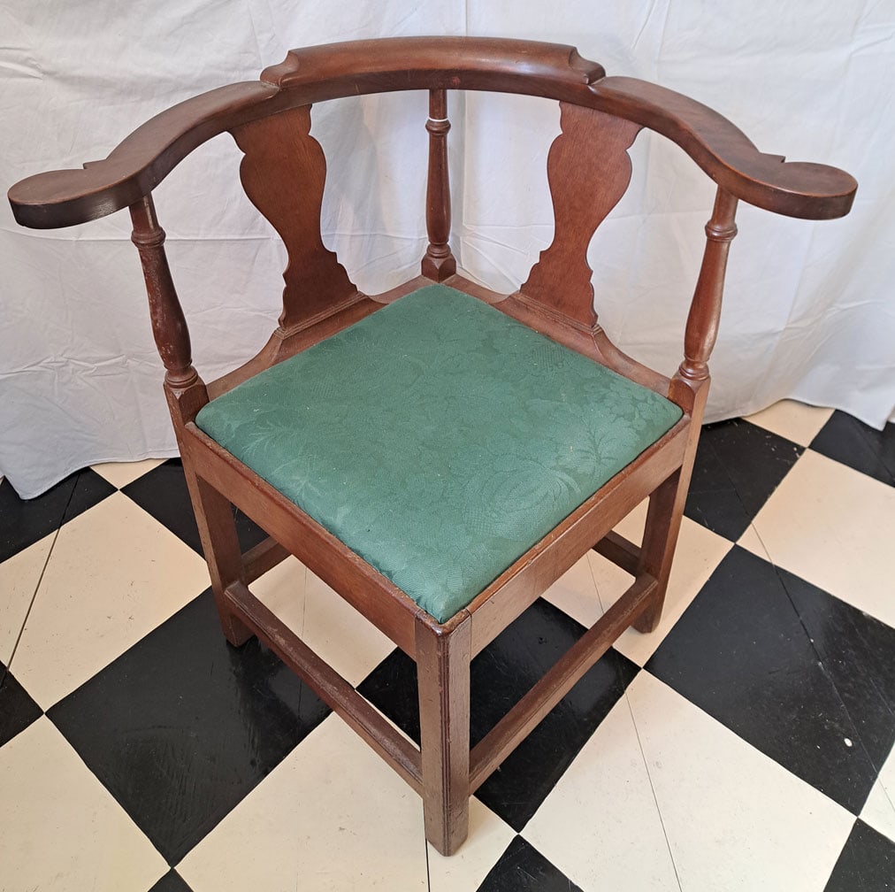 Chippendale corner chair. (1 of 4)
