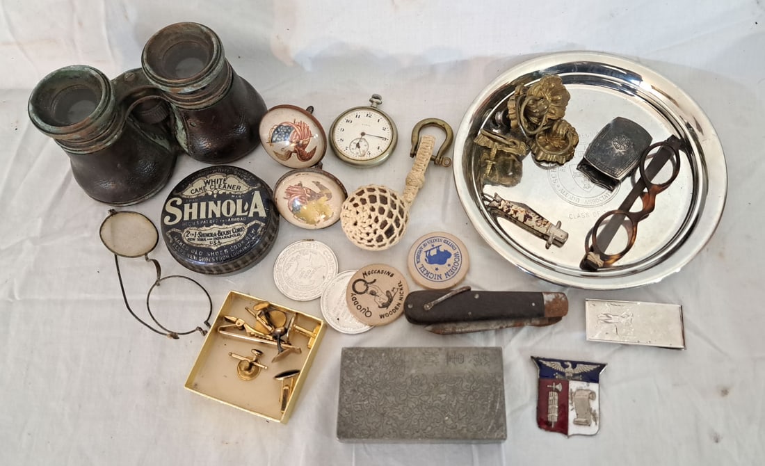 Miscellaneous Men's Dresser Lot. (1 of 4)