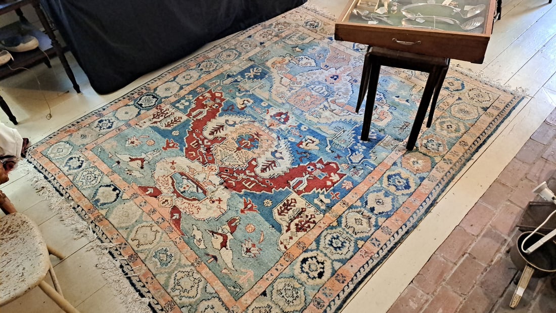Oriental Rug.: 80" X 97" room Size