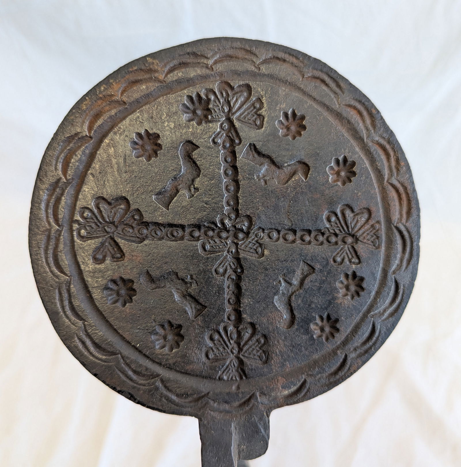 Early Cast Iron Waffle Maker. (1 of 8)