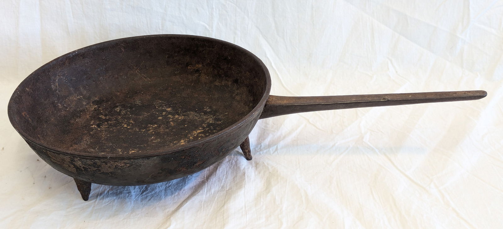 Early Cast Iron Pot. (1 of 6)