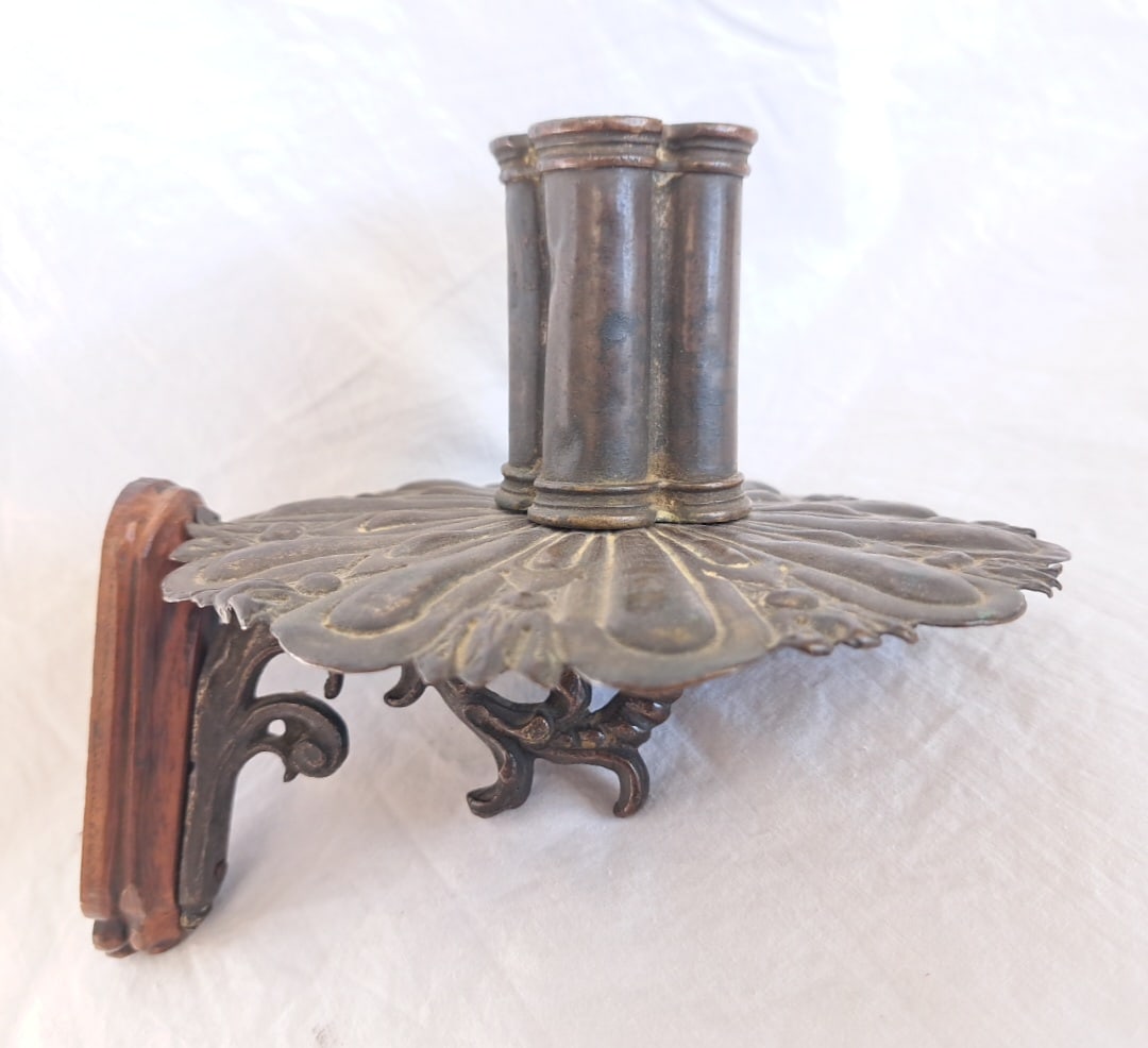 Early 17th Century Bronze Wall Sconce: Probably from Northern Europe. 5 1/2" tall x 5 5/8" x 6" Please take the time to research the cost of shipping for the items that your are interested in. Shipping large, or heavy items can be consider