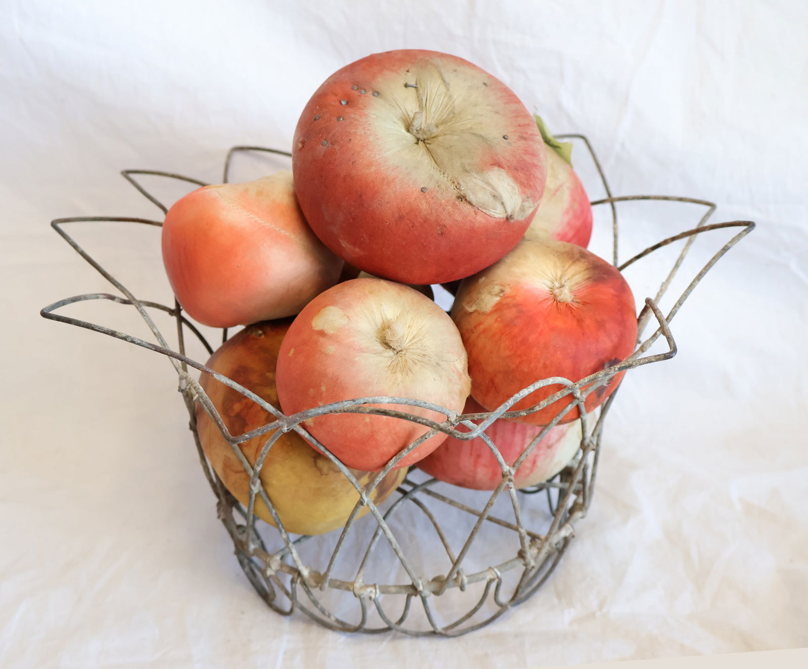 Lot of Silk Apples in Wire Basket: Basket: 6" x 12" at top Largest Apple: 3 1/2" Gurley Auction Company provides In House Packing and Shipping and strive to keep costs as reasonable as possible. Please take the time to