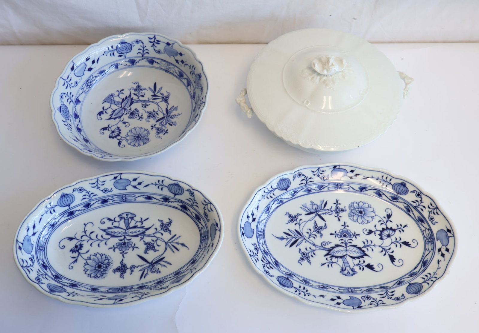 Lot of Four Pieces of Ceramics: 3 Pieces of Meissen and 1 Covered Vegetable Dish (1 of 6)