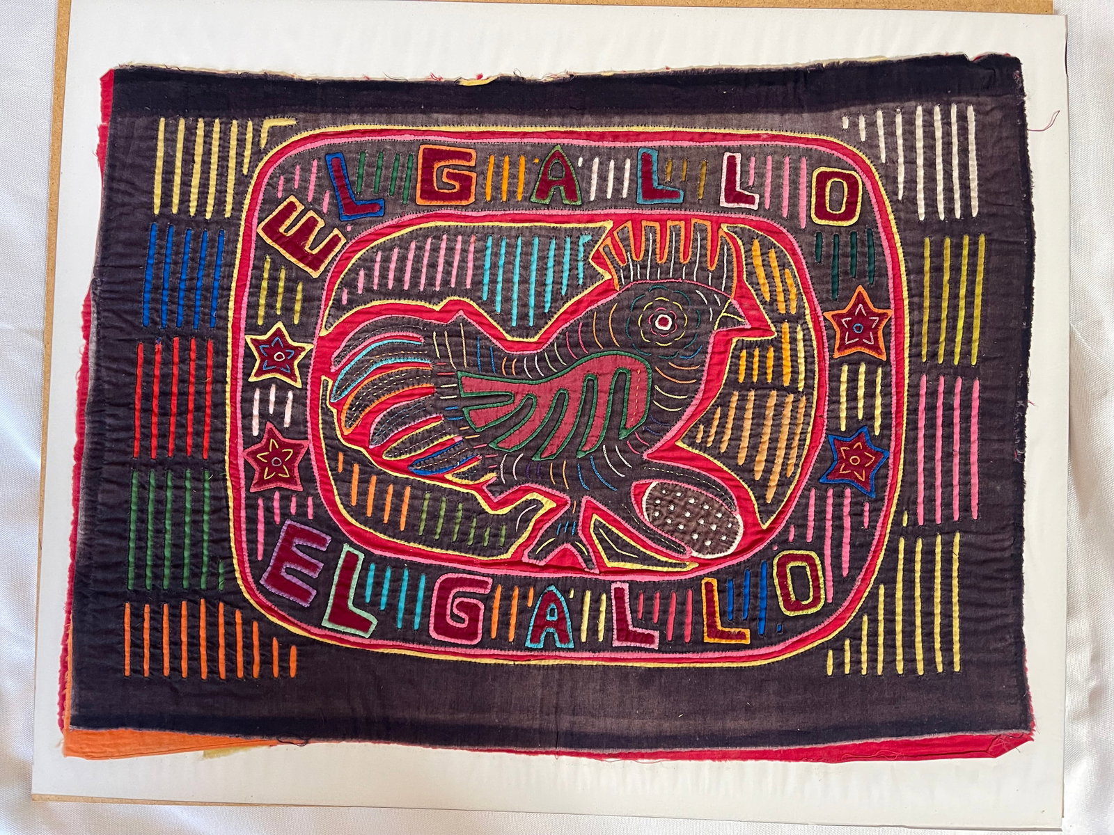 Ecuadorian MOLA CUNA Textile tapestry, STUNNING Original from the 1960s! "Gallo": NO RESERVE This is a very old Ecuadorian MOLA CUNA Textile art in excellent original condition. This item has been stored in a frame for decades and still holds its vibrant coloring. Very desirable co