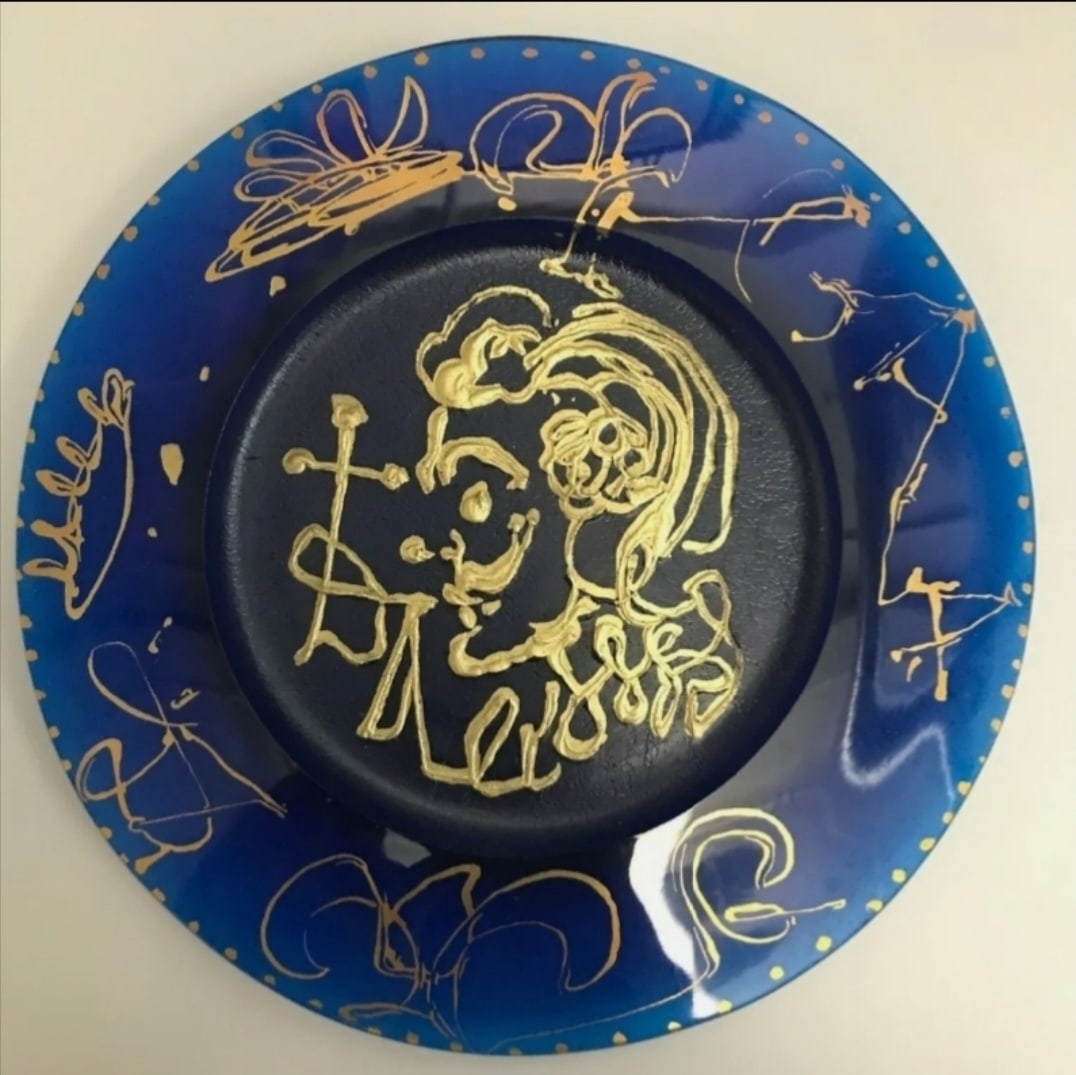Salvador Dali, Ceci N'Est Pas Une Assiette, Daum Glass Plate, 1970: NO RESERVE Item Details Artist: Salvador Dali Title: Ceci N'Est Pas Une Assiette Year: 1970 Dimensions: 10.5 x 10.5 x 2 in. Edition: 555/2000 Framed: no Medium: Daum Glass Plate Condition: Excellent <