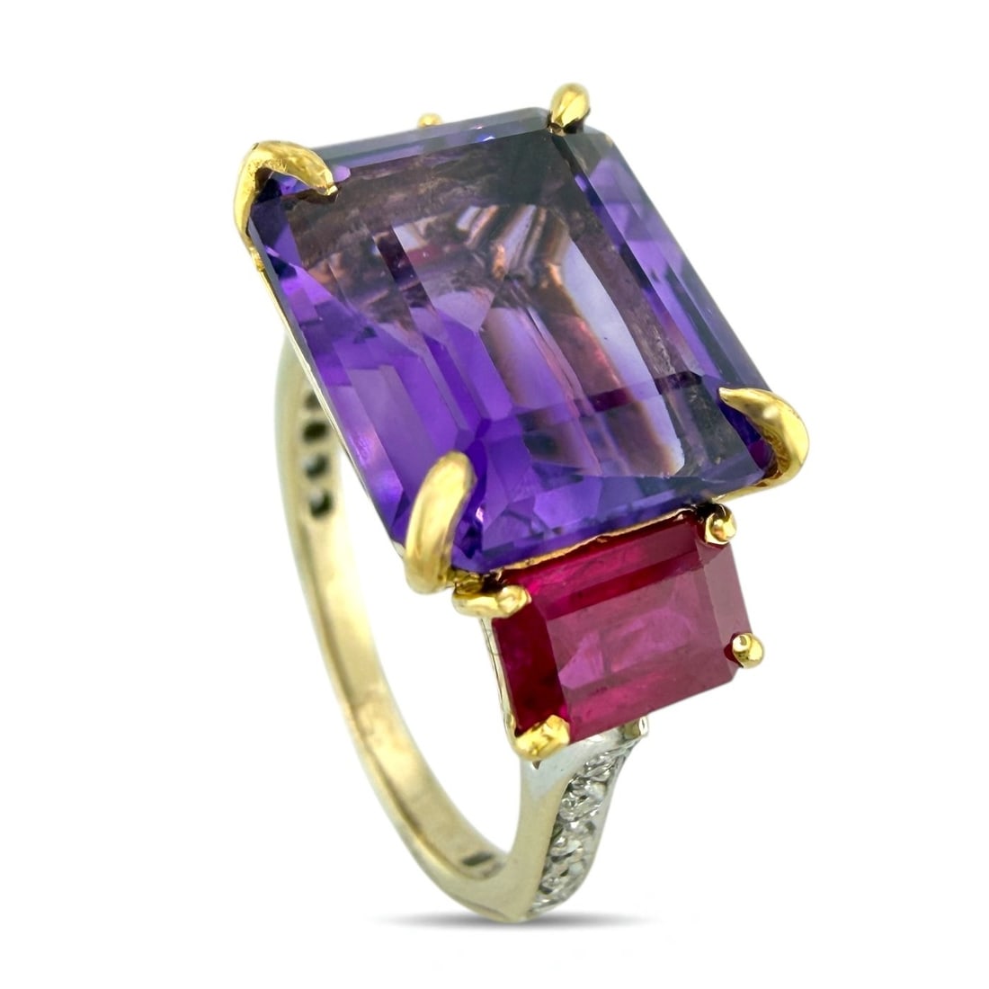 Ring - 18 kt. Yellow gold, Exclusive 18K White and Yellow Gold 4.10ct Amethyst, 0.70ct Ruby and: Exclusive 18K White and Yellow Gold 4.10ct Amethyst, 0.70ct Ruby and 0.27ct Diamond RingThis elegant ring is crafted in a refined combination of 18K white and yellow gold and centers on a striking rec
