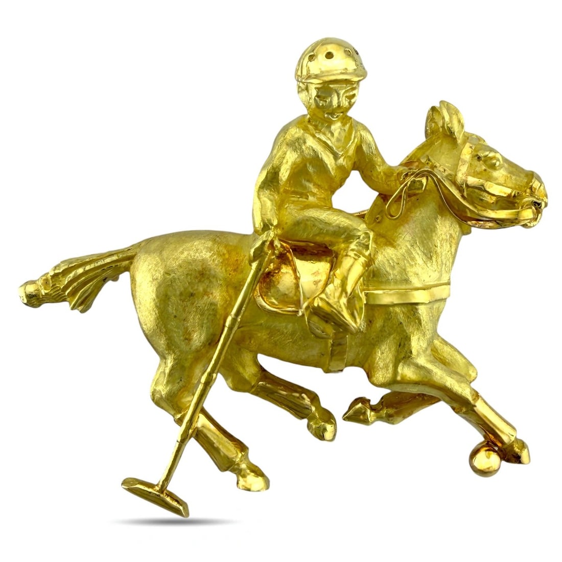 Brooch - 22 kt. Yellow gold, Exclusive 22K Yellow Gold Dynamic Polo Brooch: Exclusive 22K Yellow Gold Dynamic Polo BroochThis detailed 22K yellow gold brooch captures a dynamic polo scene, featuring a rider in motion with a polo stick atop a galloping horse. The intricate cra