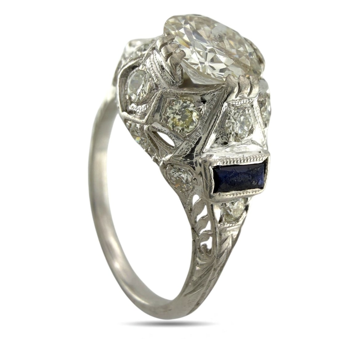 Ring - 18 kt. Exclusive Art Deco 18K White Gold 2.00ct Diamond and Sapphire Ring, White gold -: Exclusive Art Deco 18K White Gold 2.00ct Diamond and Sapphire RingA magnificent Art Deco ring crafted in 18K white gold, centered by a large round diamond of exceptional brilliance. The impressive cen