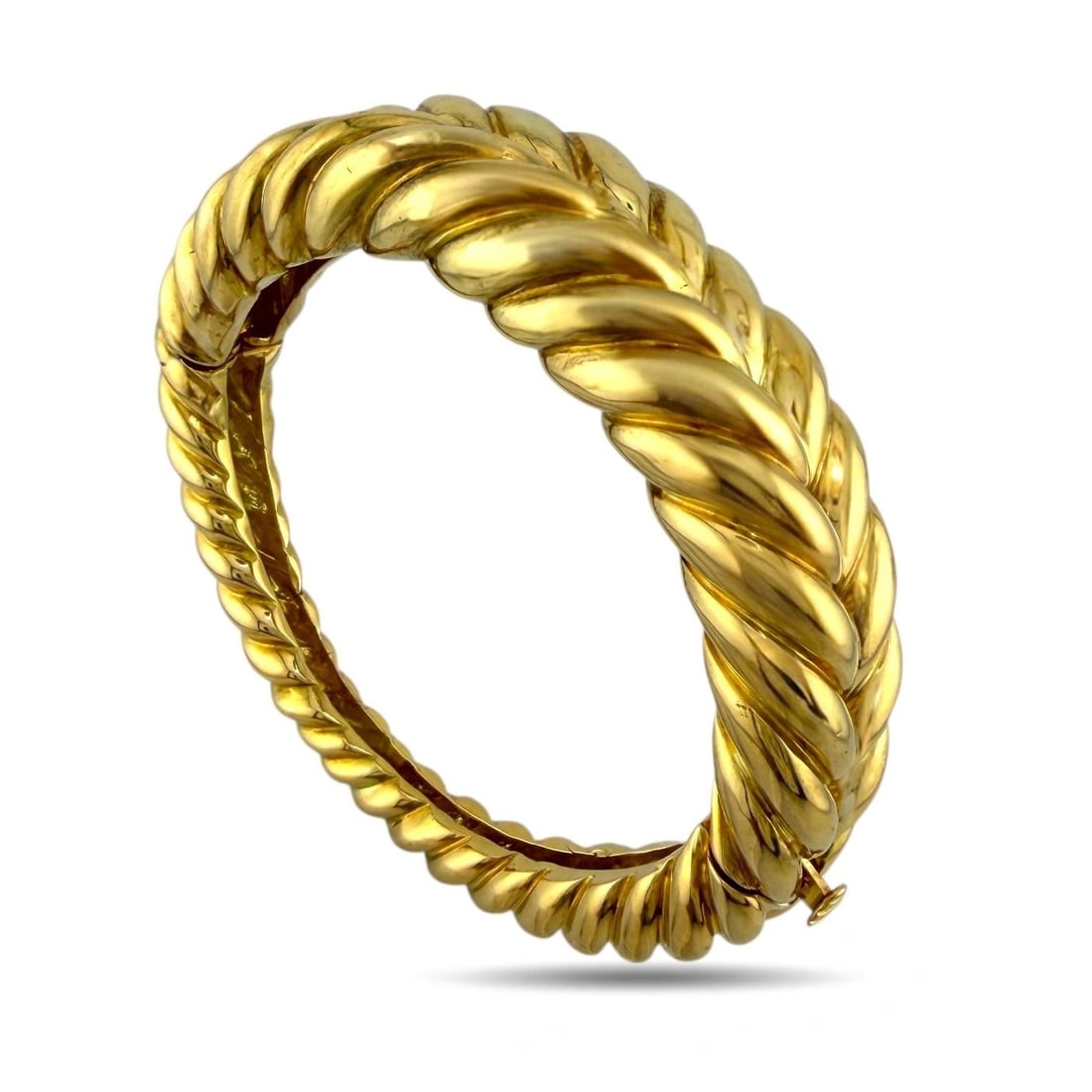 Tiffany & Co. - Bracelet - 18 kt. Exclusive Tiffany & Co. 18K Yellow Gold Bracelet, Yellow gold: Exclusive Tiffany & Co. 18K Yellow Gold BraceletA striking vintage Tiffany & Co. bracelet crafted in 18K yellow gold, featuring elegant hook links with a hinged clasp and safety clip for secure wear.