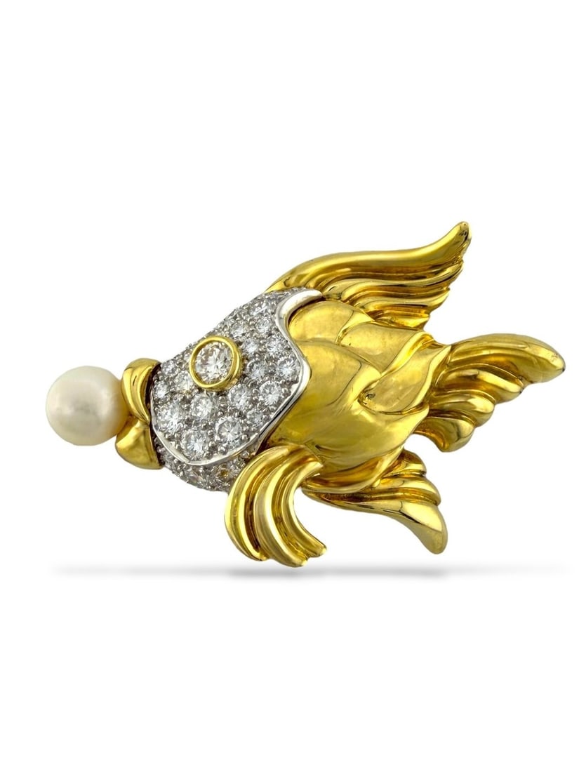 Brooch - 18 kt. Yellow gold, J. Cooper 18K Yellow Gold 2.00ct Diamond & Pearl Fish Brooch - 2.00ct.: Vintage J. Cooper 18K Yellow Gold 2.00ct Diamond & Pearl Fish BroochA beautifully detailed brooch by J. Cooper, crafted in luminous 18K gold in the whimsical form of a fish. The body sparkles with nat