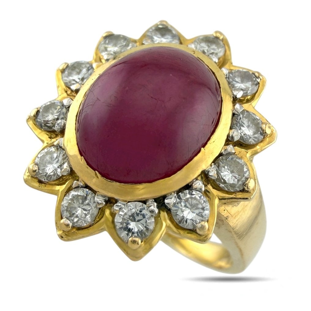 Ring - 18 kt. Yellow gold, Exclusives 18K Yellow Gold Ruby Cabochon and 0.72ct Diamond Ring Diamond: Exclusives 18K Yellow Gold Ruby Cabochon and 0.72ct Diamond RingA stunning 18K yellow gold ring centered with a large oval ruby cabochon measuring 1.07 cm by 0.86 cm, encircled by twelve brilliant dia